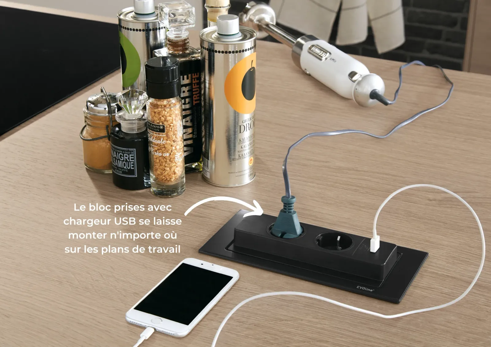 Bloc prises encastrable avec chargeur USB intégré sur plan de travail de cuisine