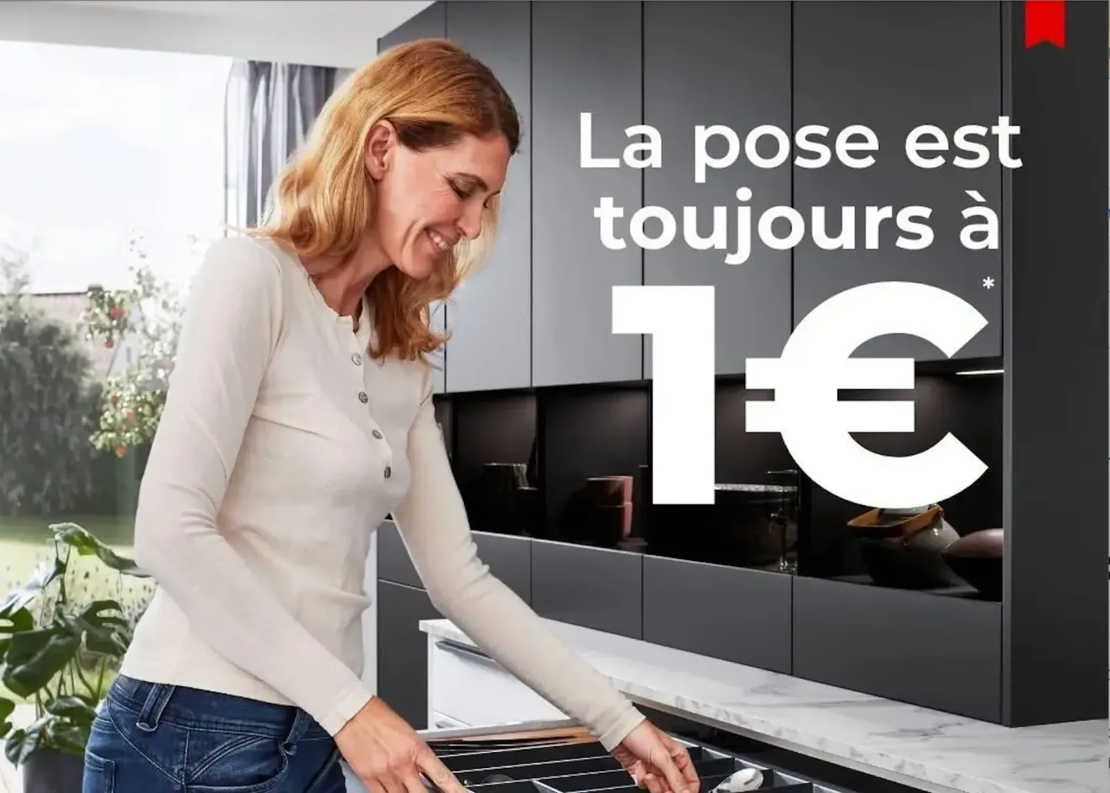 Affiche « La pose est toujours à 1 € » : une cliente dans sa cuisine noire Cuisines ELITE