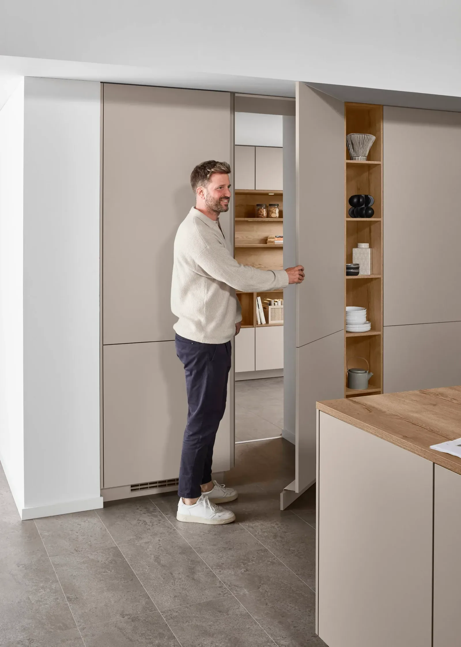 Buanderie invisible sur mesure dissimulée derrière une porte intégrée à la cuisine