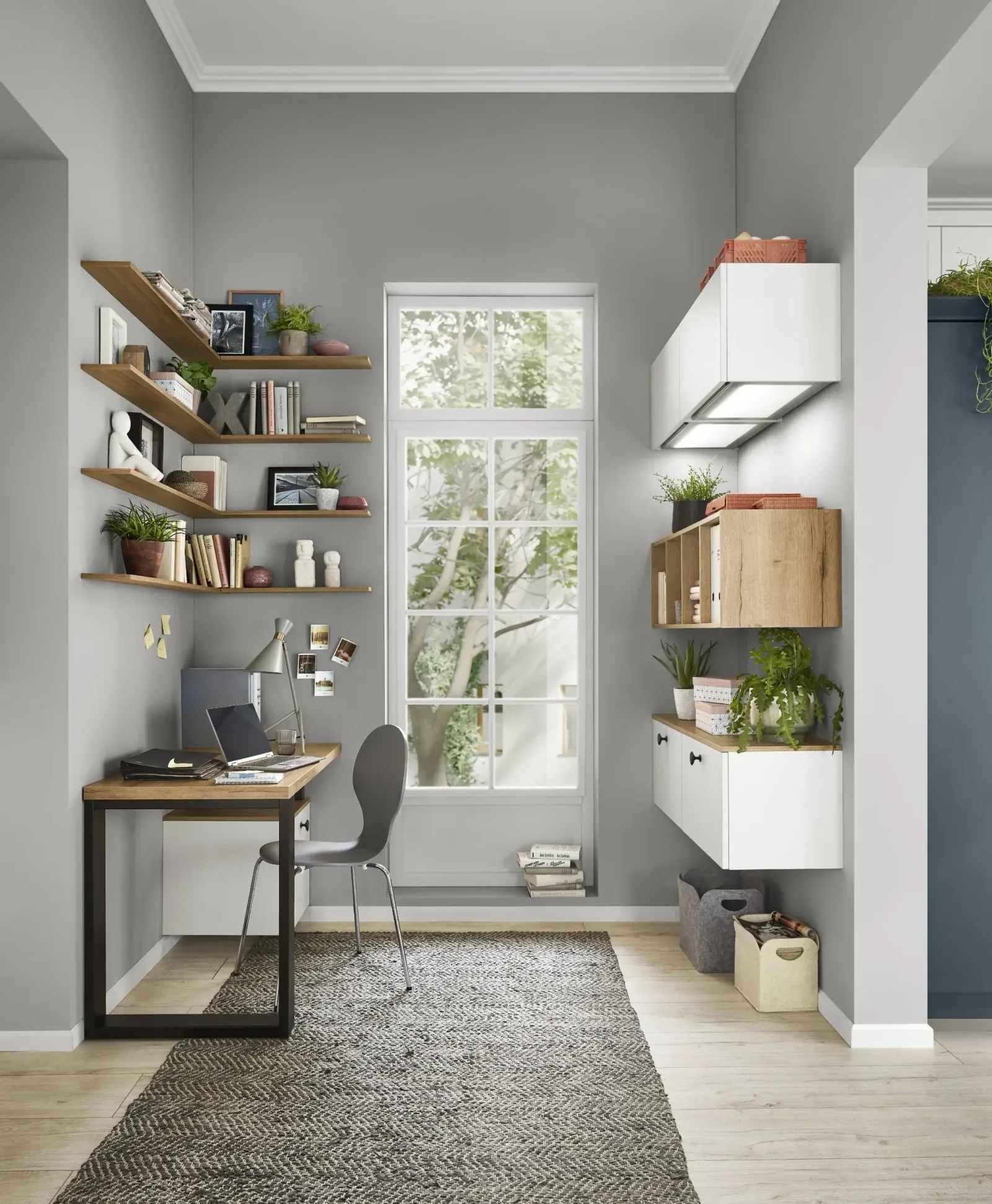 Aménagement bureau maison avec étagères d’angle bois et rangements muraux blancs