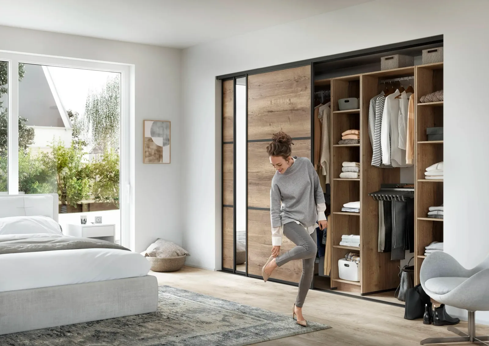Aménagement placard et dressing sur mesure avec portes coulissantes bois, penderie et étagères