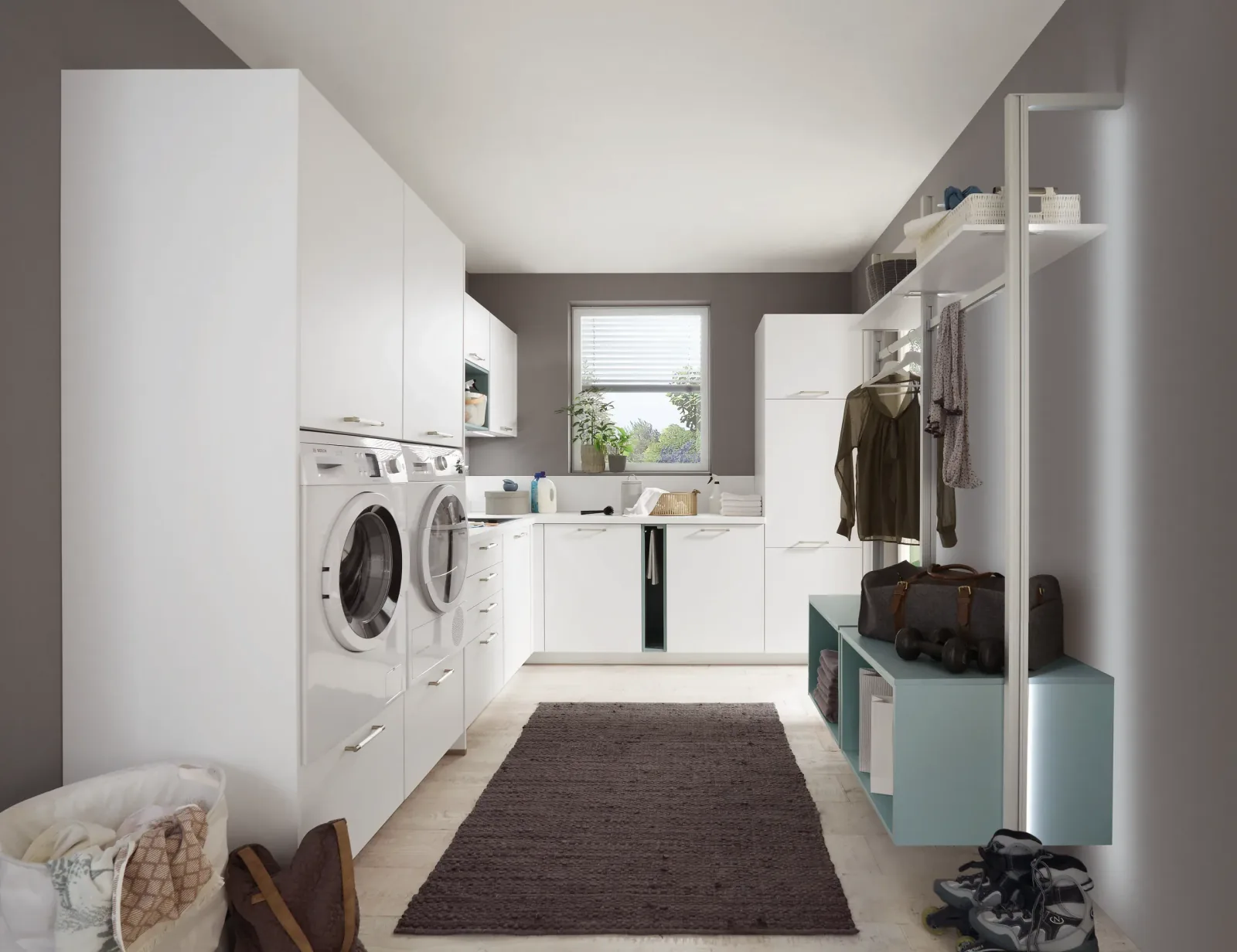 Buanderie fonctionnelle sur mesure blanche avec lave-linge, sèche-linge et coin vestiaire