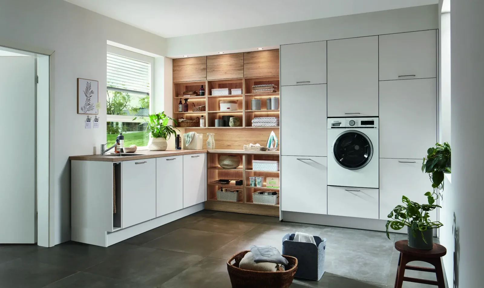 Buanderie sur mesure blanche avec étagères bois éclairées LED et lave-linge encastré
