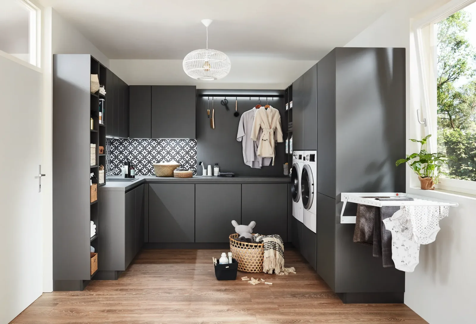 Buanderie sur mesure noire moderne avec lave-linge, sèche-linge et étendoir intégré