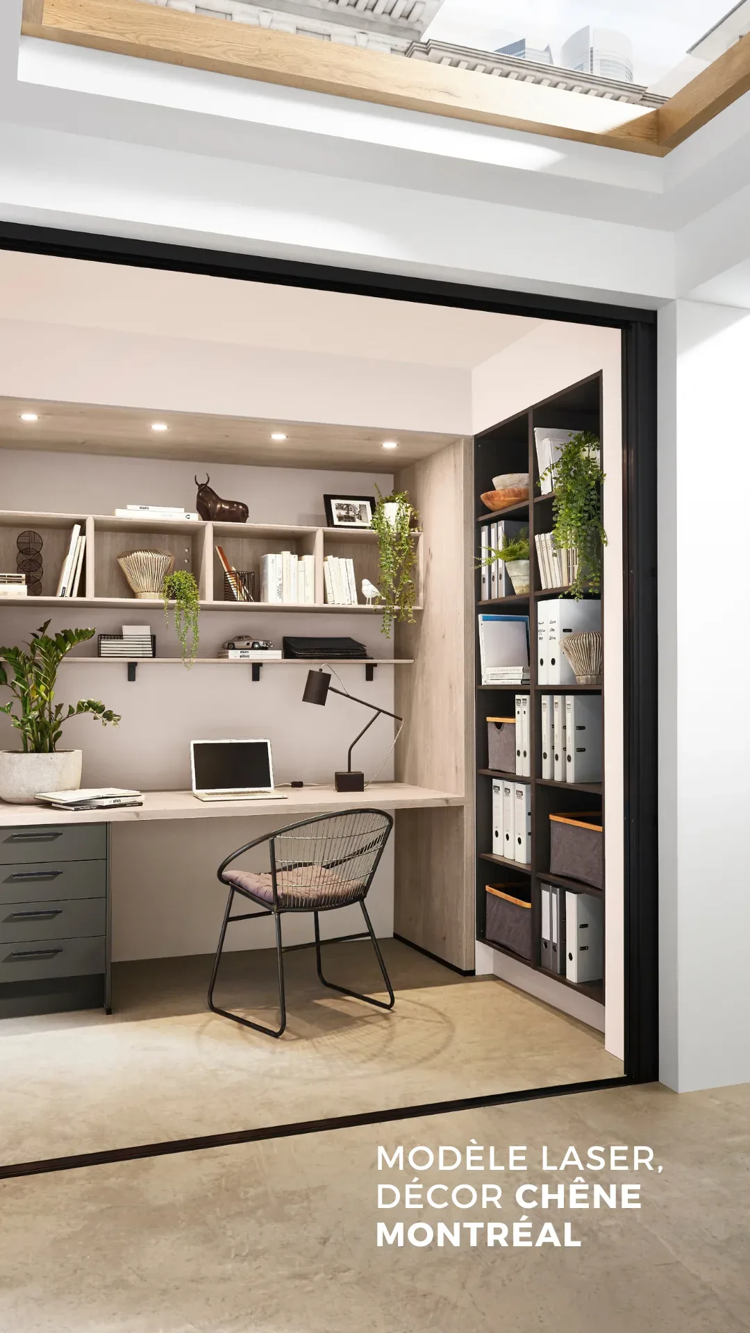 Bureau encastré sur mesure avec étagères, rangements et bibliothèque décor chêne