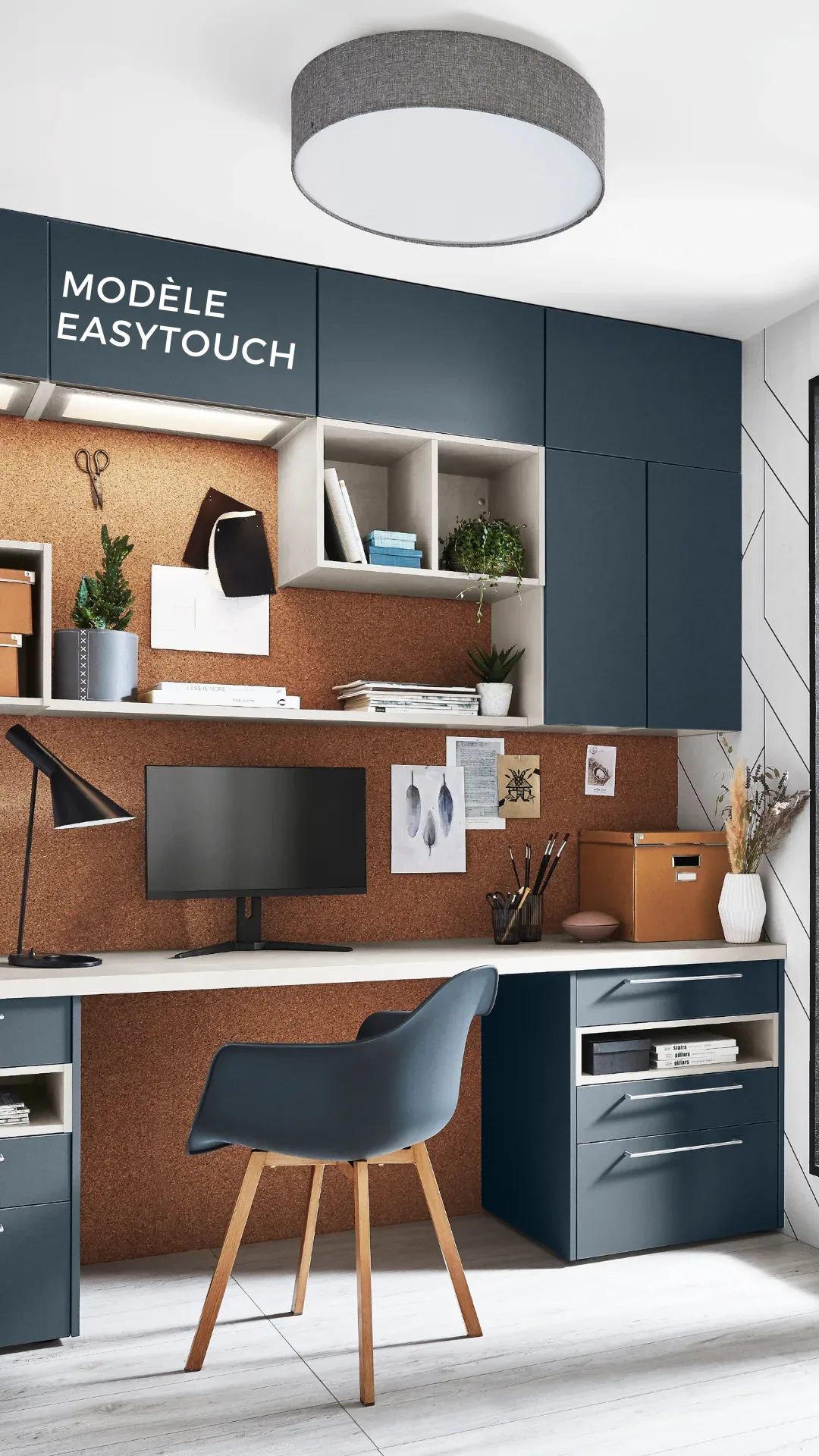 Bureau sur mesure bleu moderne avec caissons de rangement et panneau liège