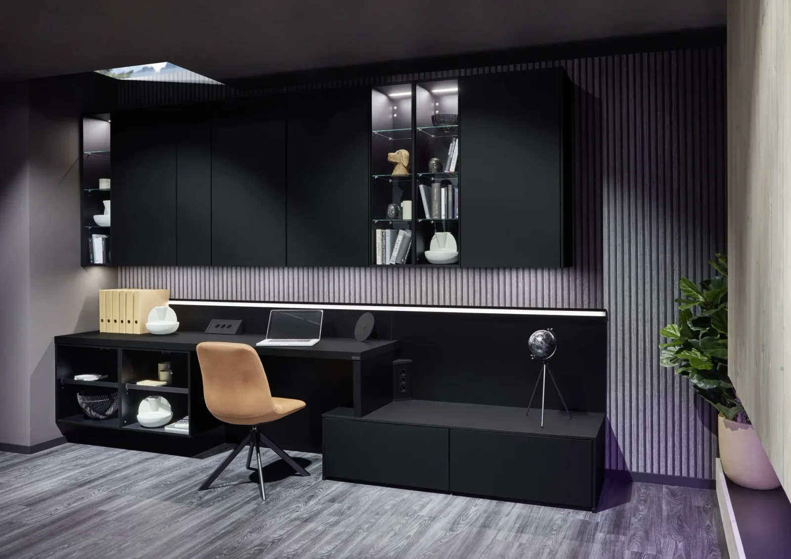 Bureau sur mesure noir design avec meubles hauts vitrés et éclairage LED intégré