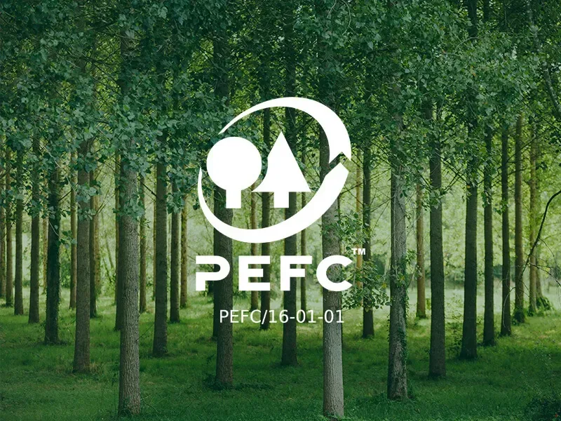 Logo certification PEFC sur fond de forêt, gestion durable du bois Cuisines ELITE