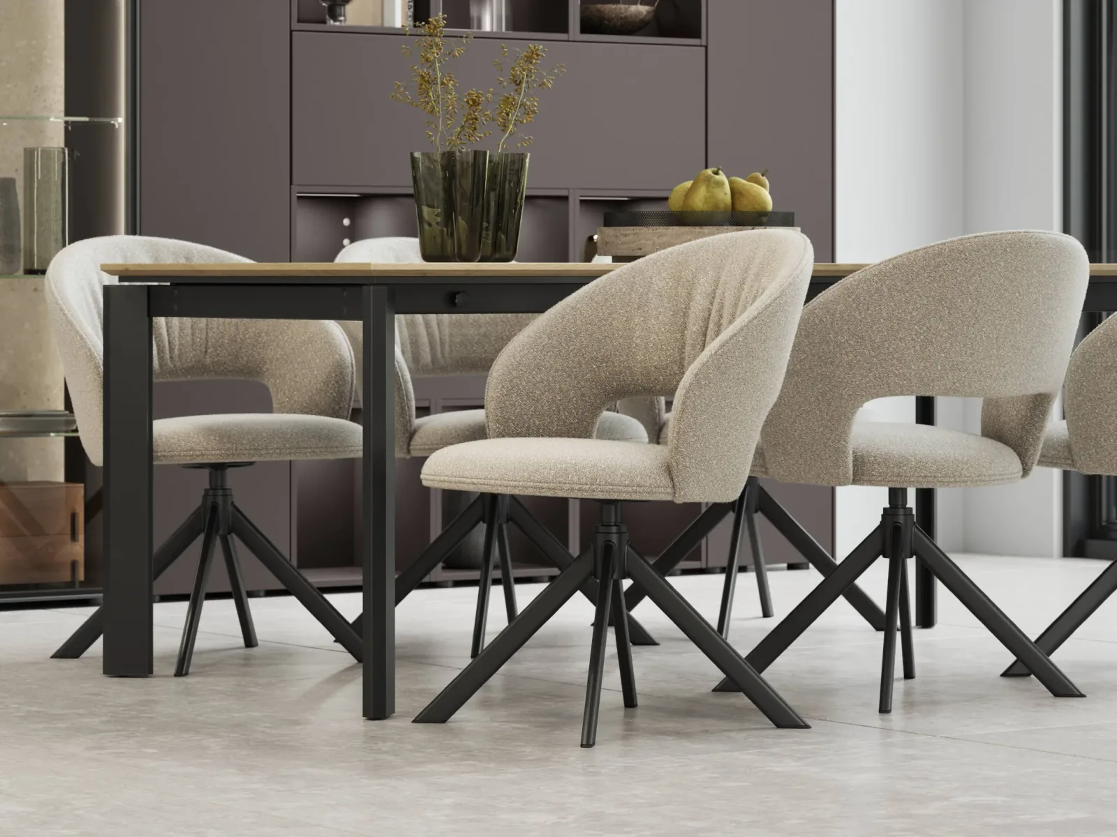Chaises pivotantes en tissu bouclé beige autour d’une table à manger bois et métal noir