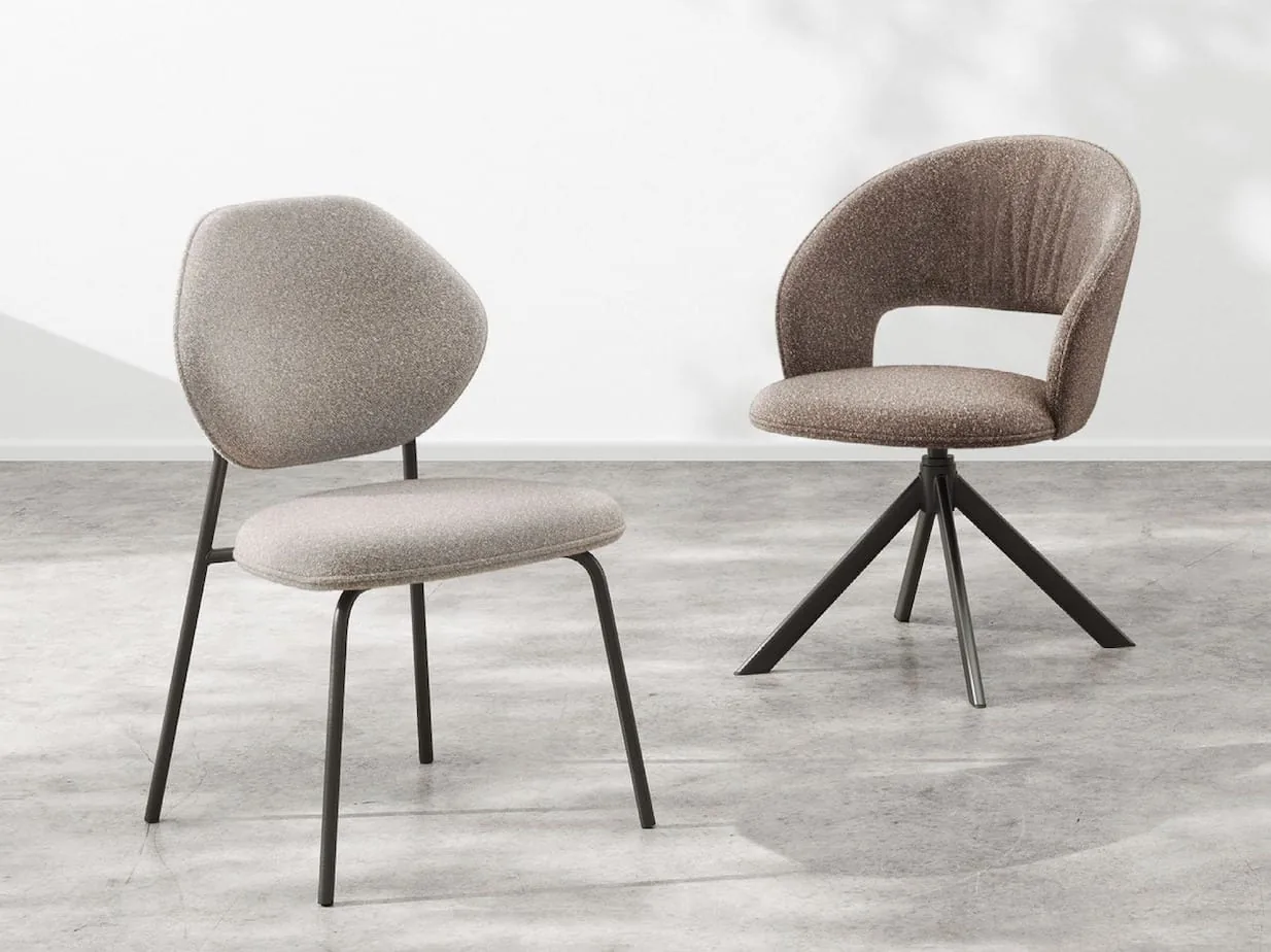 Deux chaises design en tissu bouclé, l’une fixe et l’autre pivotante, sur pieds métal noir
