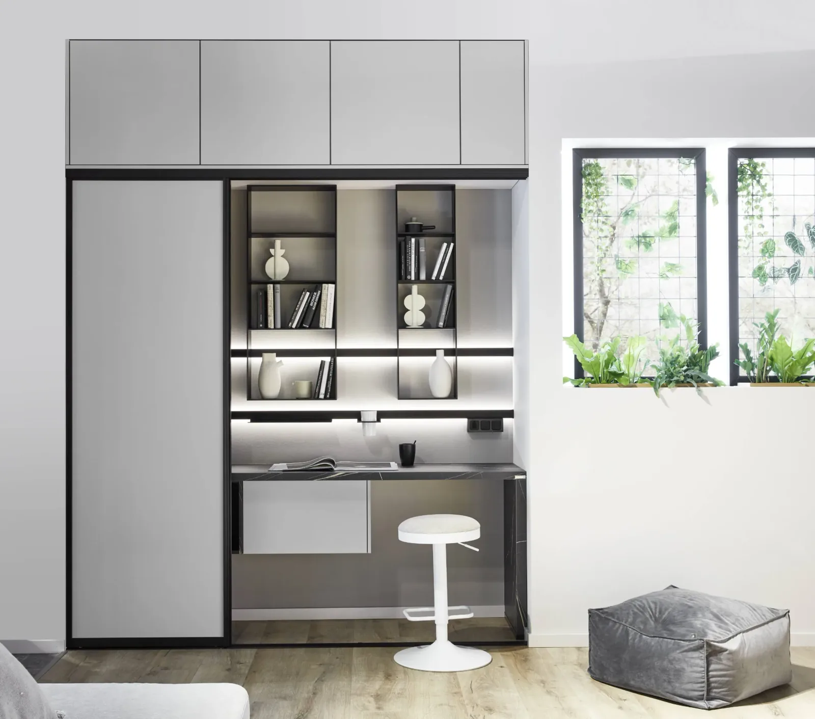 Coin bureau sur mesure avec bibliothèque noire éclairée et plan effet marbre