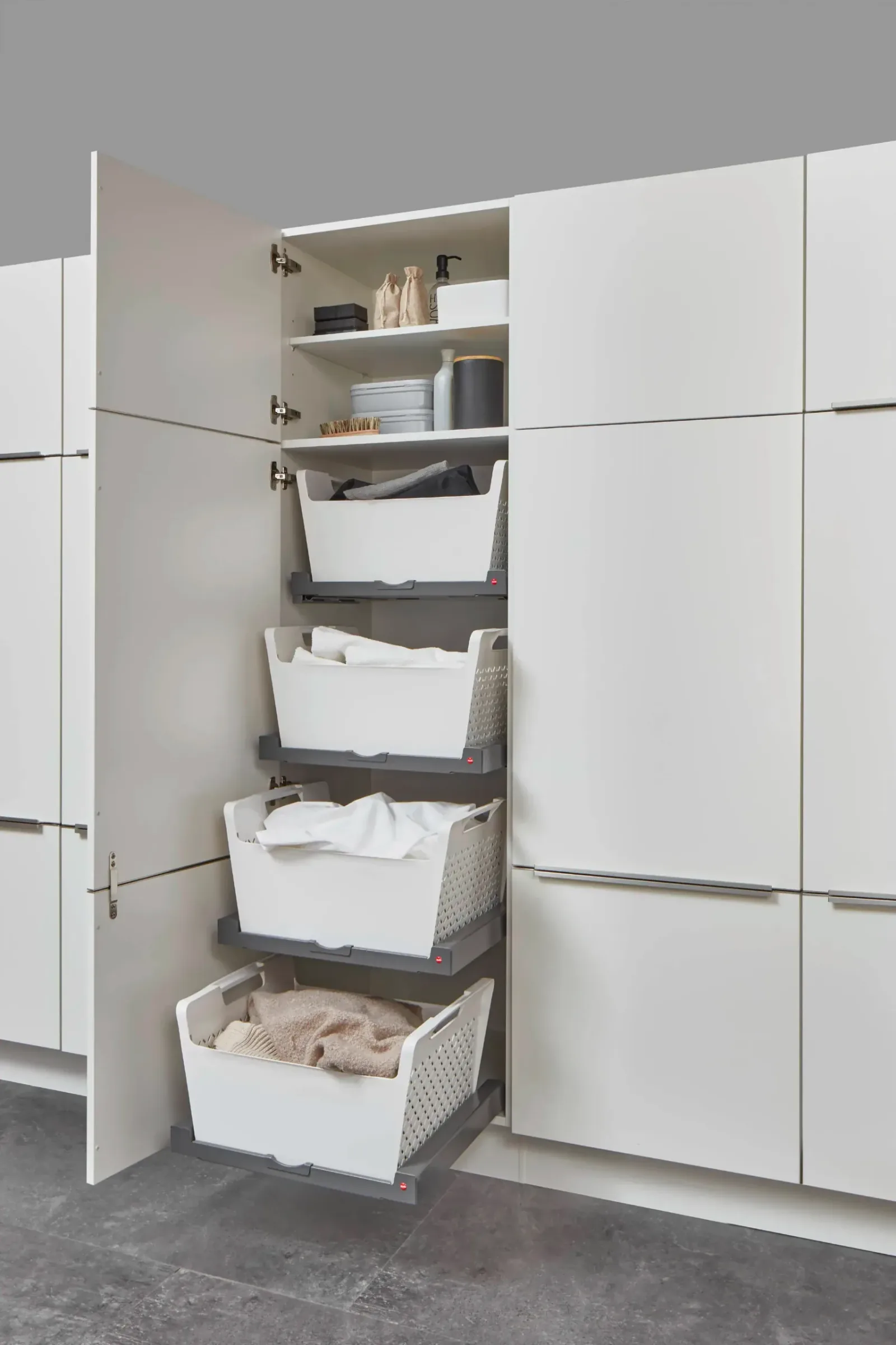 Colonne de rangement buanderie sur mesure avec paniers à linge coulissants