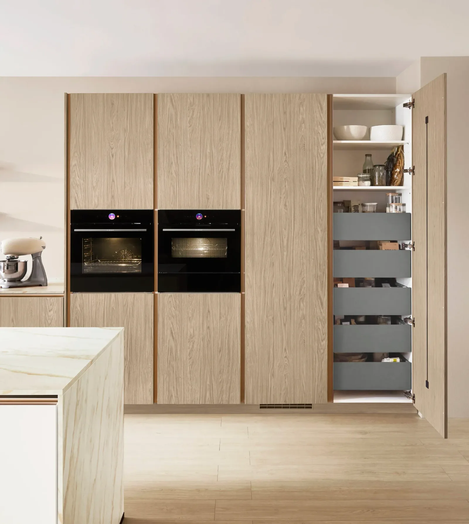 Cuisine équipée avec colonnes de rangement bois et garde-manger à tiroirs coulissants