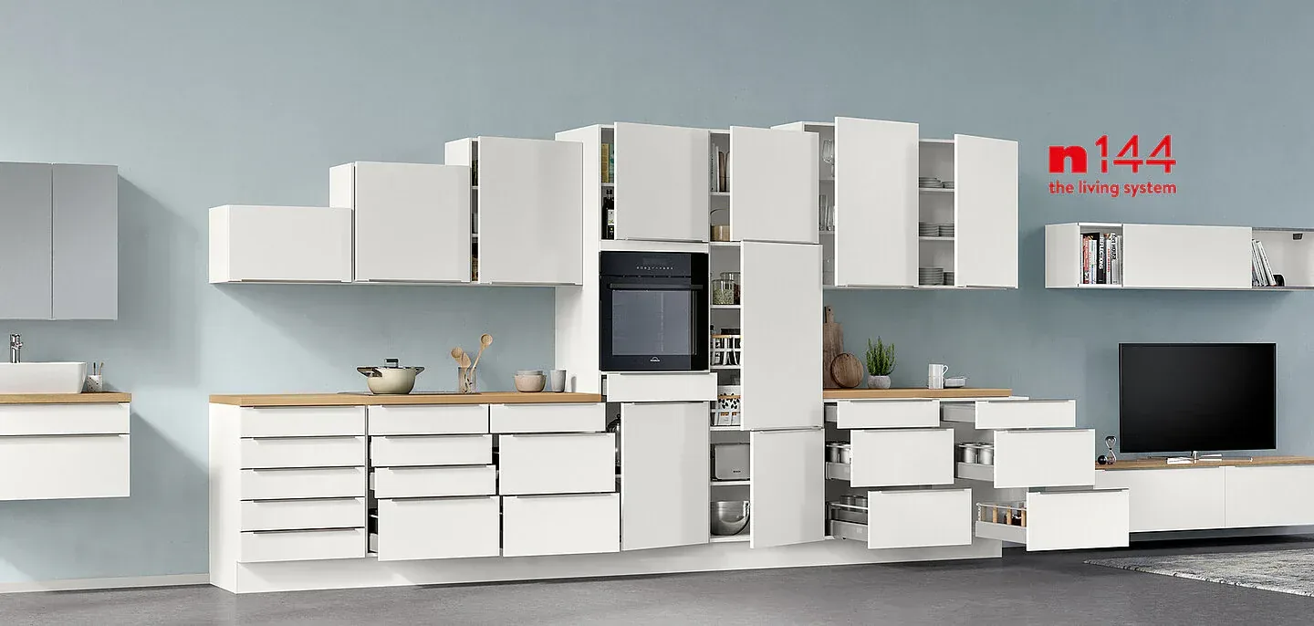 Système N144 avec caissons XL blancs multi-usages, tiroirs et portes ouverts
