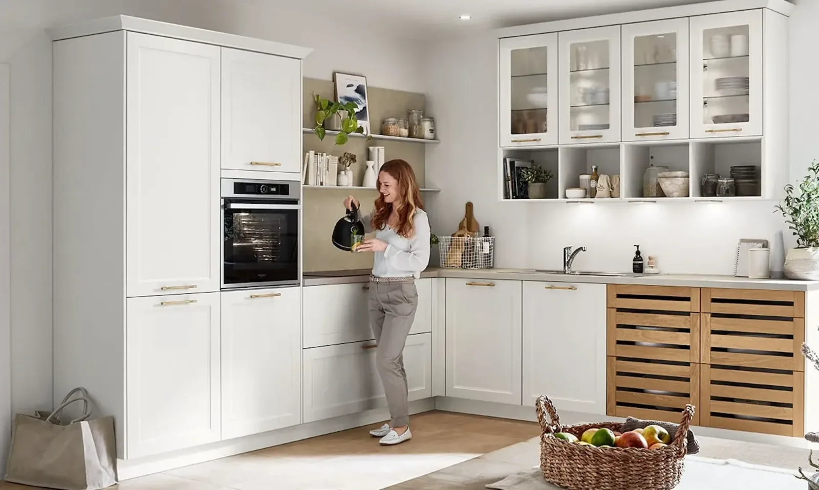 Cuisine blanche de style cottage avec vitrines et rangements en bois