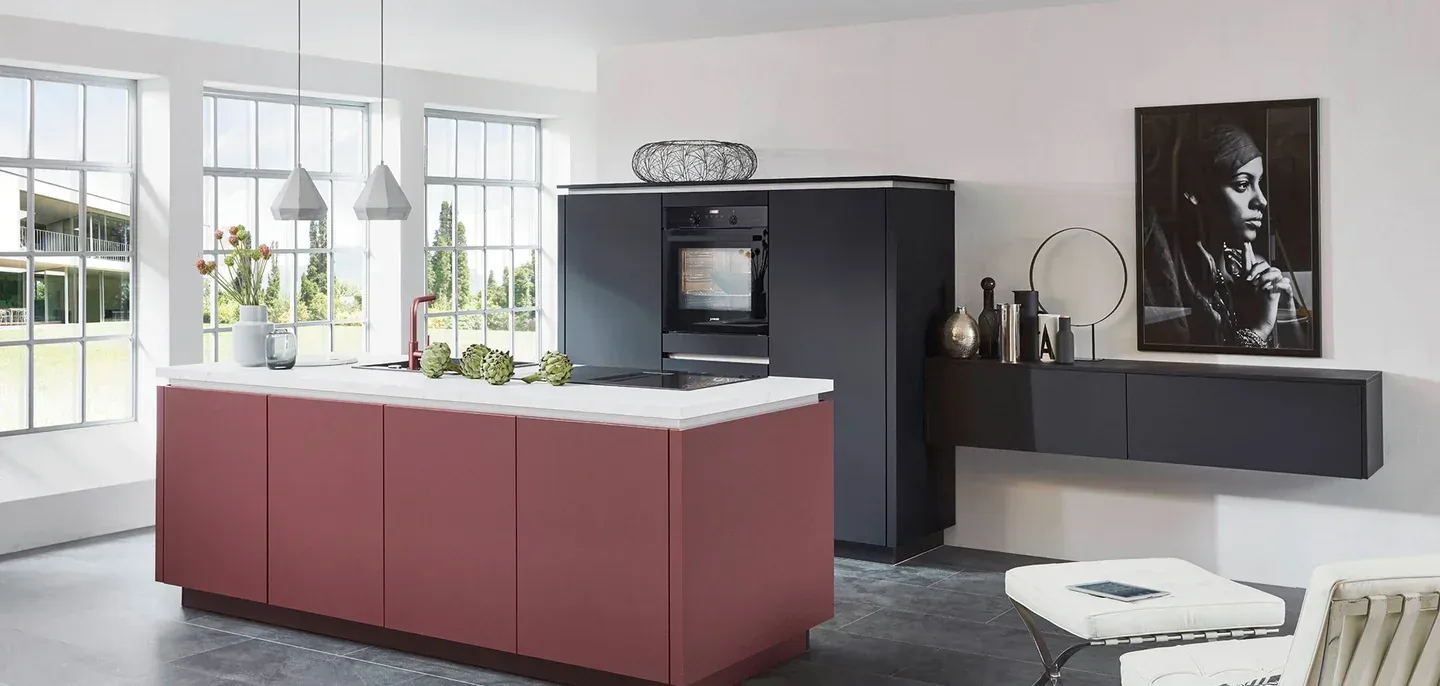 Cuisine design contemporaine avec îlot rouge terracotta et façades noir mat
