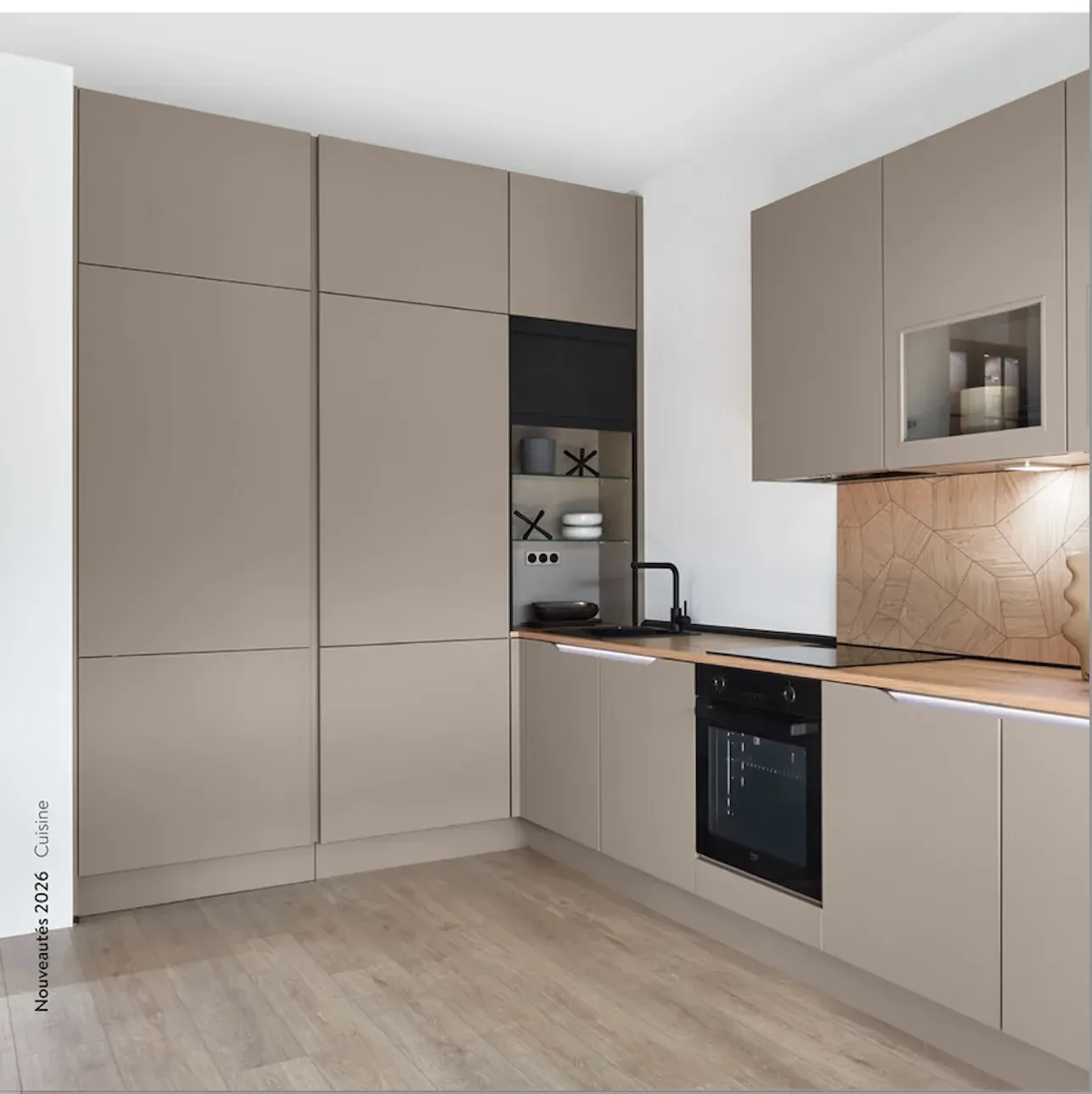 Cuisine en L taupe optimisée avec colonne haute et crédence bois à motifs géométriques