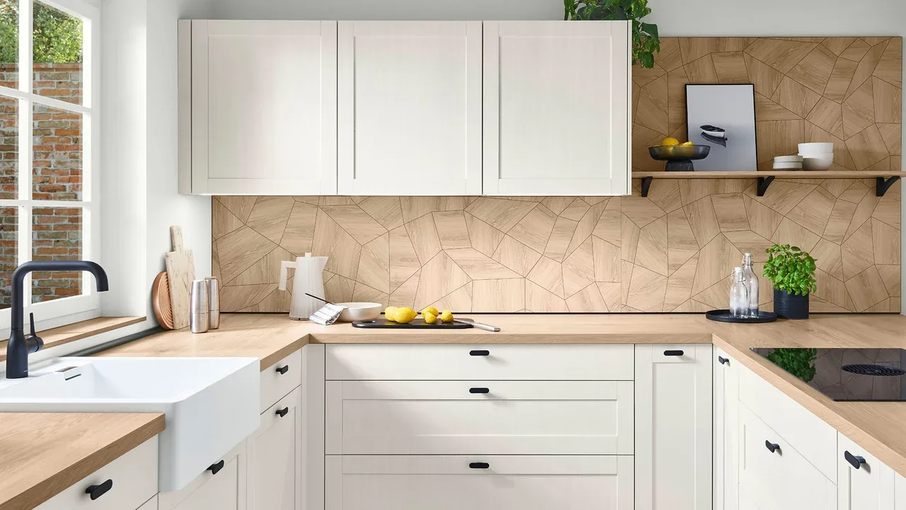 Cuisine en U style cottage blanc cassé avec crédence bois à motifs géométriques et évier céramique