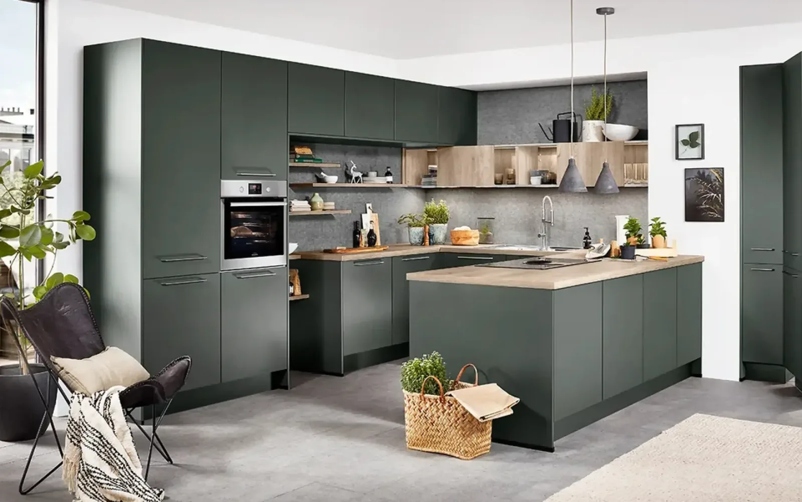 Cuisine en U vert olive mat avec étagères bois ouvertes et péninsule centrale