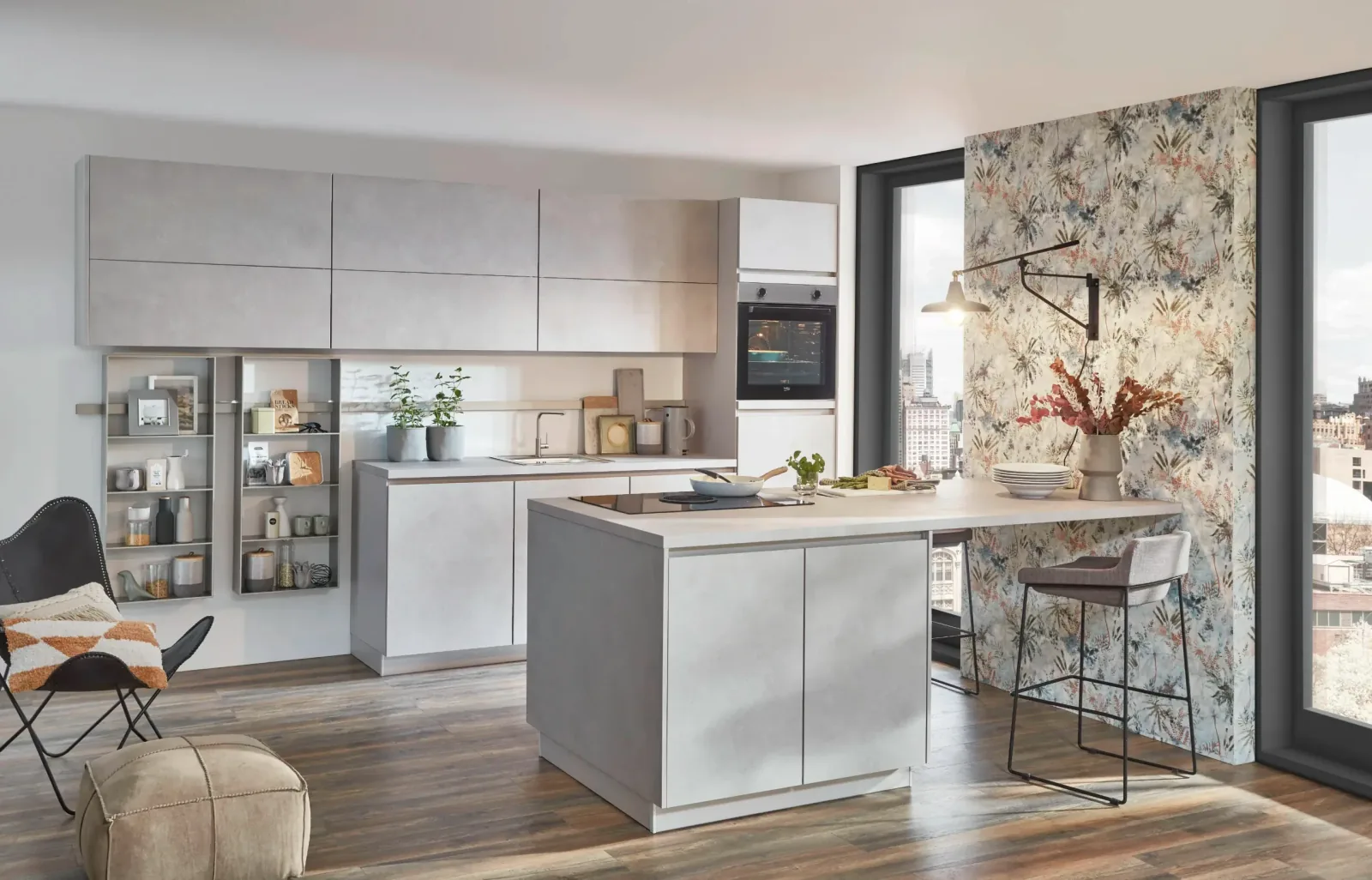 Cuisine équipée effet béton clair avec îlot central et bar assorti mur fleuri