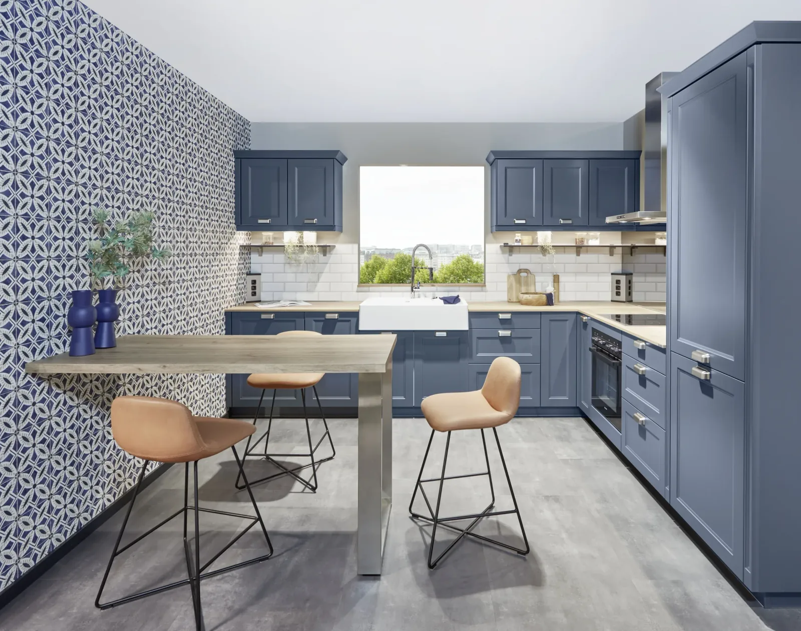 Cuisine équipée bleue et bois avec évier céramique et crédence carreaux de ciment