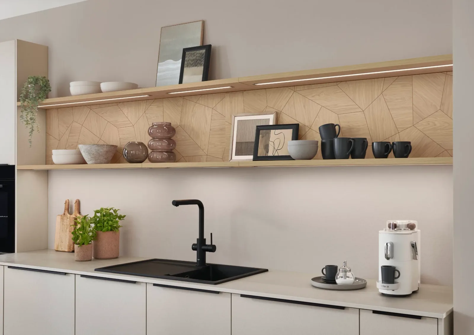 Cuisine équipée design avec crédence bois graphique, étagère éclairée et évier noir