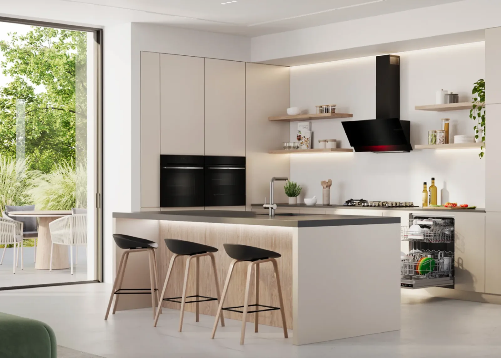 Cuisine ouverte équipée d’électroménager encastré : fours, hotte murale et lave-vaisselle