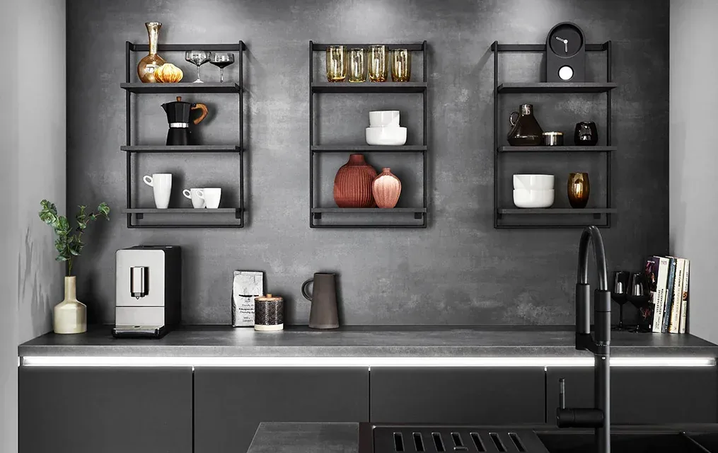 Cuisine grise avec étagères murales en métal noir décorées et éclairage LED intégré