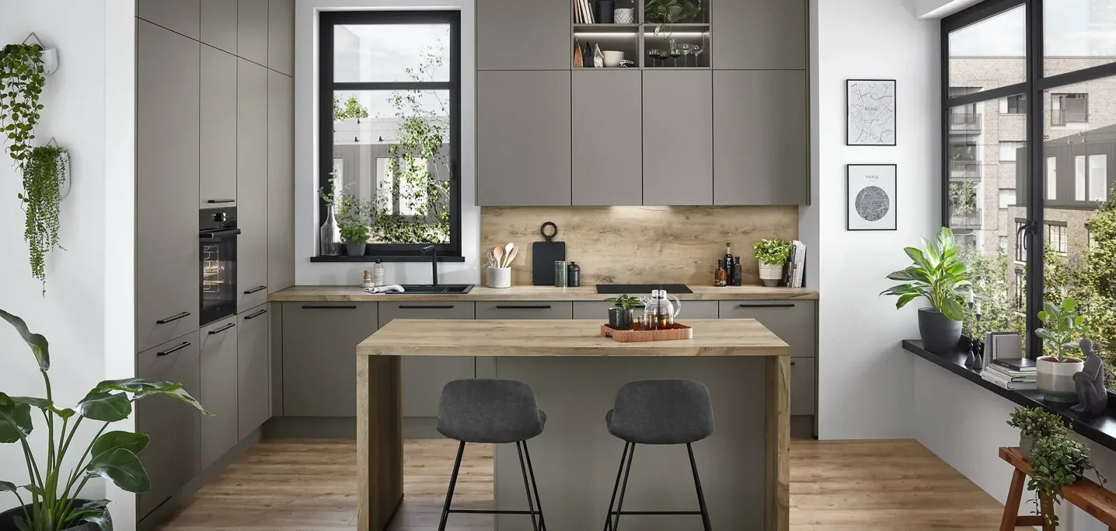 Cuisine grise avec meubles hauts optimisant l’espace jusqu’au plafond et îlot bois