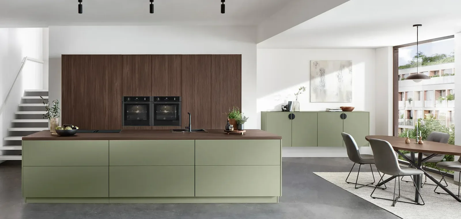 Cuisine ouverte avec îlot vert olive et façades en bois foncé