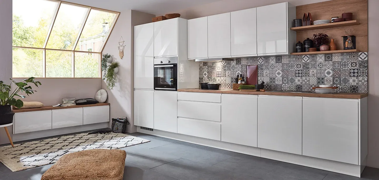 Cuisine linéaire blanche laquée avec crédence en carreaux de ciment et coin banquette