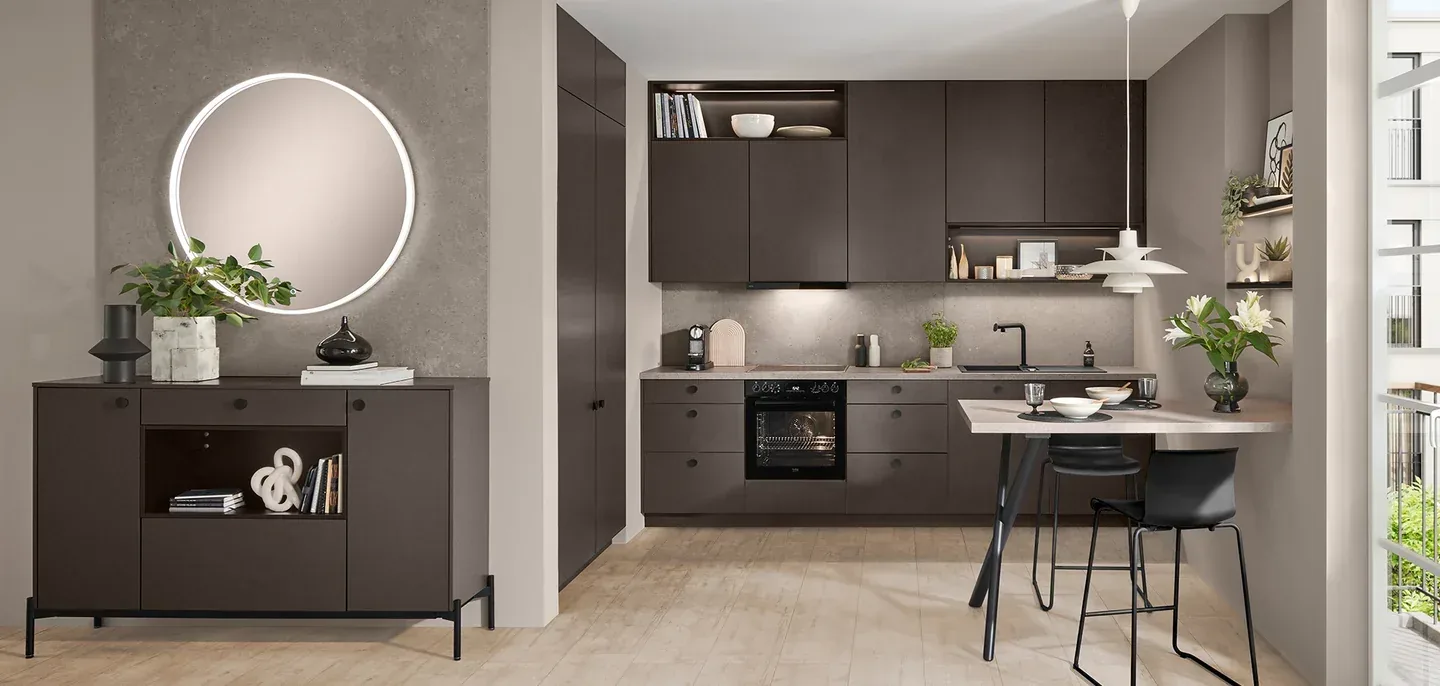 Cuisine moderne marron chocolat avec miroir lumineux rond et coin repas