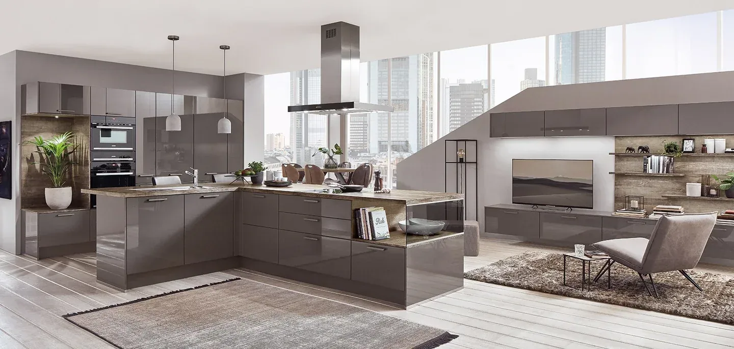 Cuisine ouverte gris taupe brillant sur salon, avec vue panoramique sur la ville