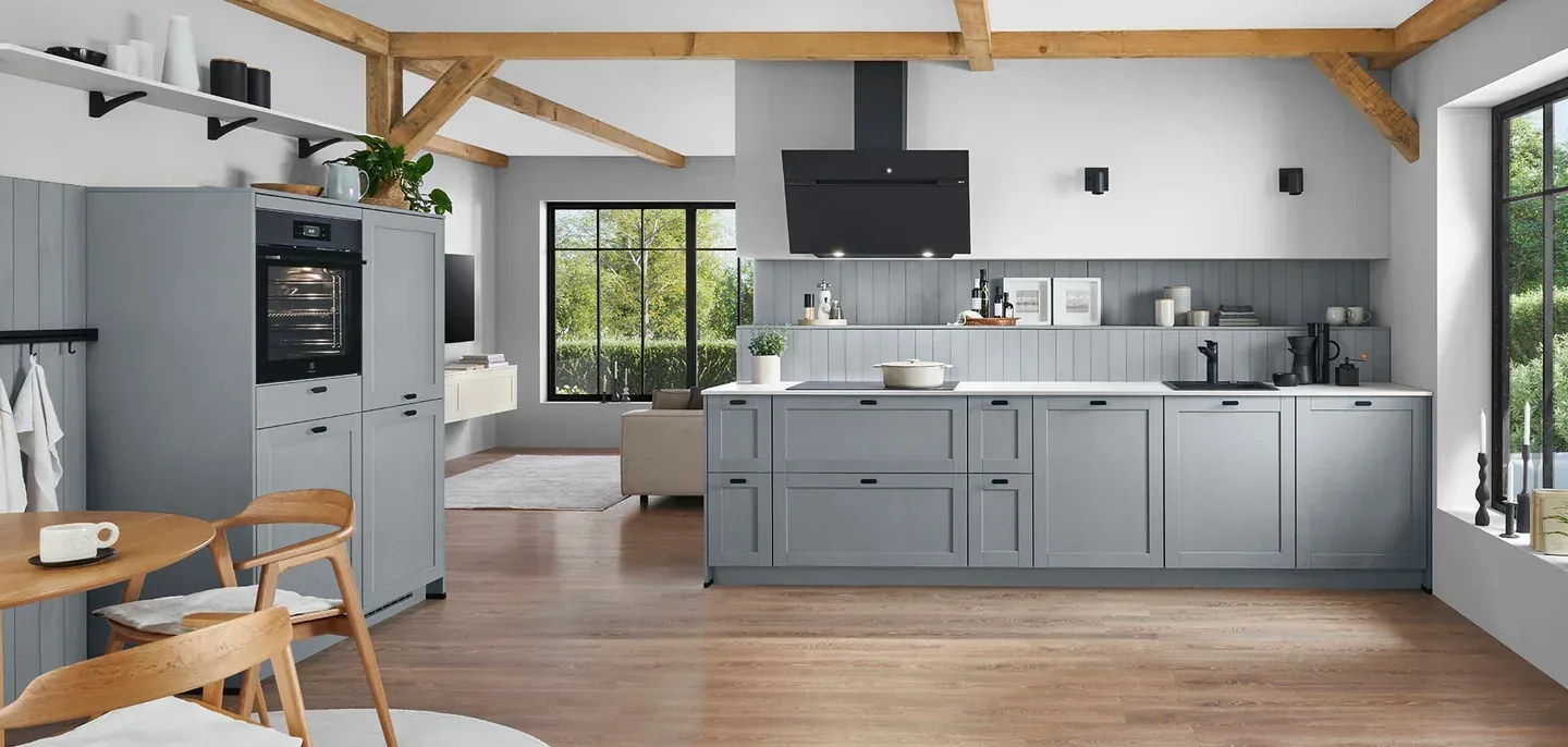 Cuisine ouverte style cottage grise avec poutres apparentes et hotte noire