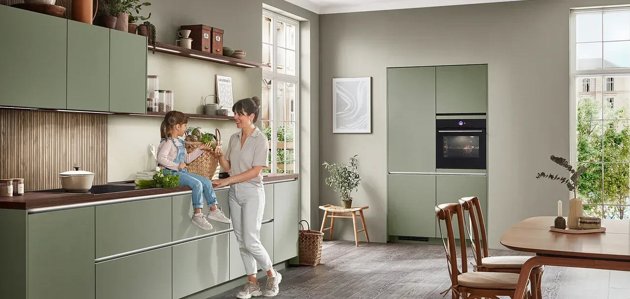 Cuisine vert sauge façade Senso recyclable, mère et fille près du plan de travail