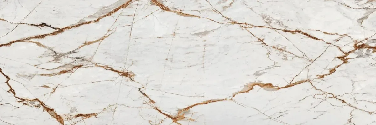 Plan de travail Dekton Reverie, effet marbre blanc veiné or et gris
