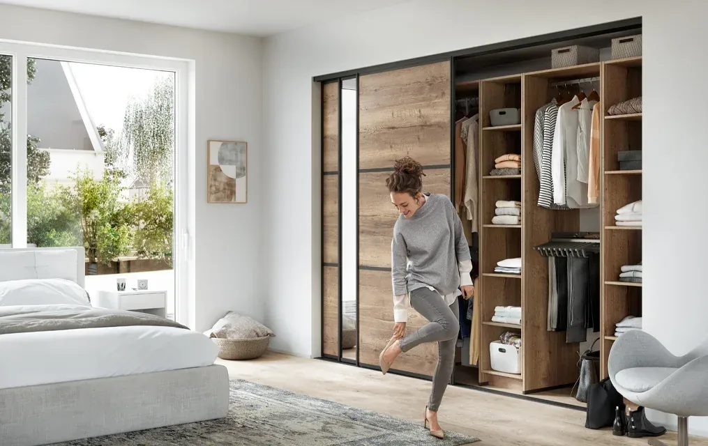 Dressing Cuisines ELITE à portes coulissantes avec femme s’habillant dans la chambre