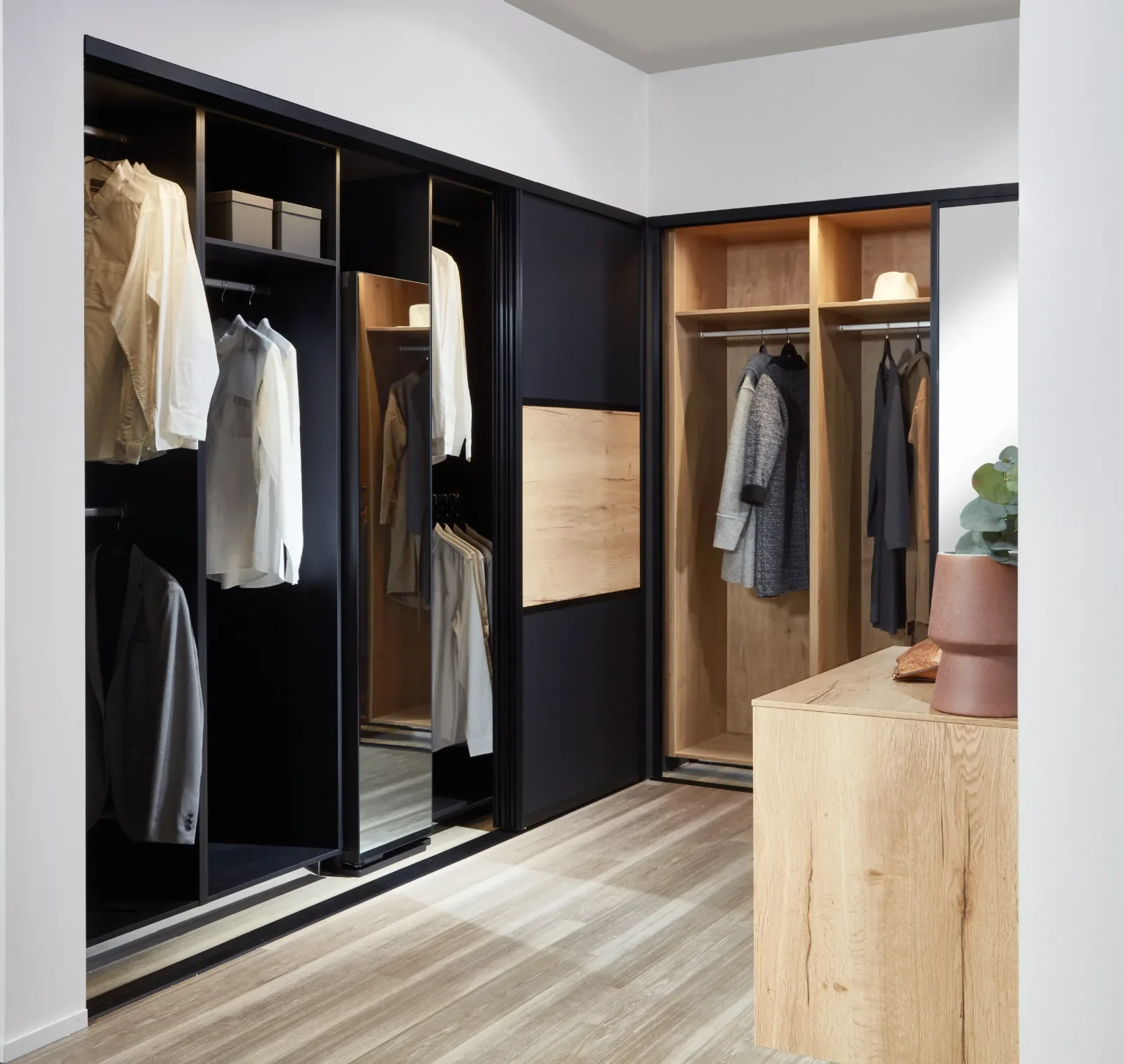 Dressing sur mesure style industriel noir et bois avec penderies et miroir intégré
