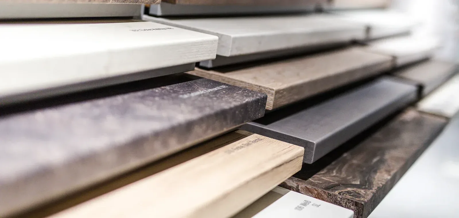 Échantillons de décors de plans de travail en différents coloris et matières