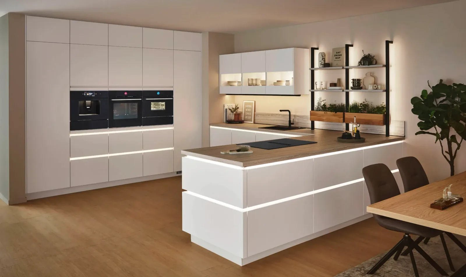 Éclairage LED de cuisine moderne intégré aux façades, îlot et étagères ouvertes