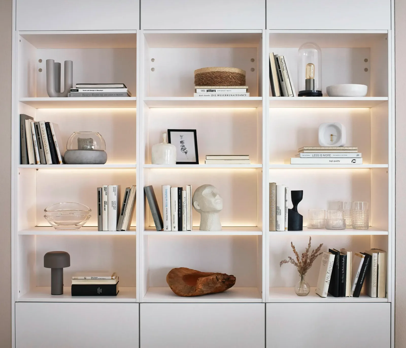 Bibliothèque blanche sur mesure avec éclairage LED intégré dans les étagères