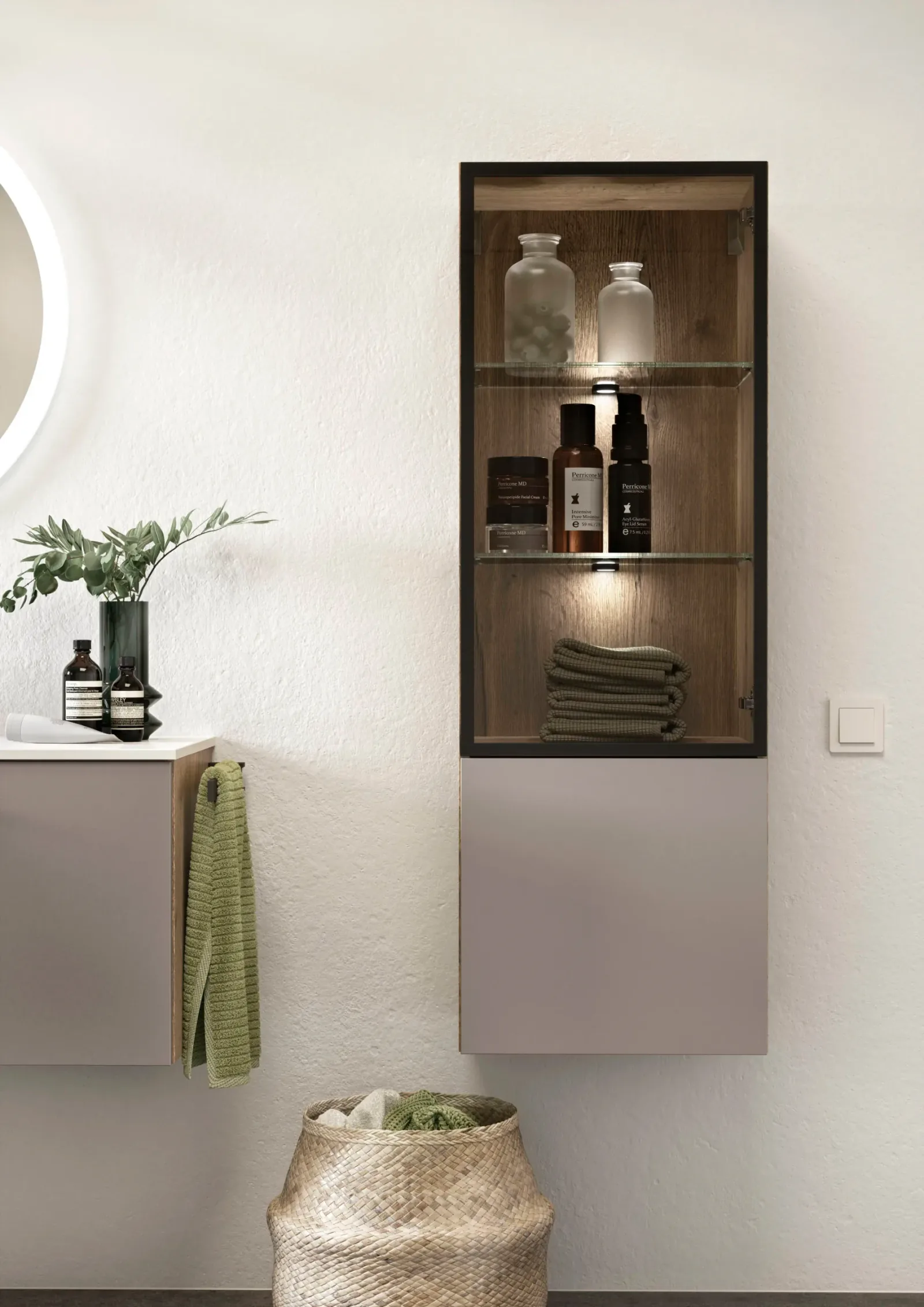 Colonne de salle de bain avec vitrine éclairée LED et étagères en verre