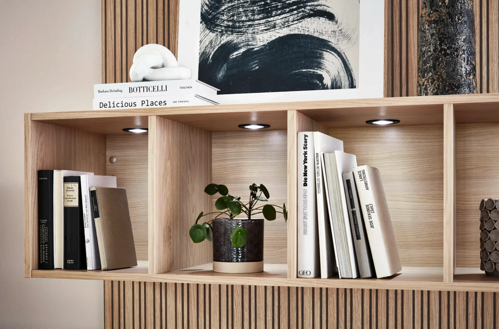 Bibliothèque bois sur mesure avec spots LED encastrés dans les niches