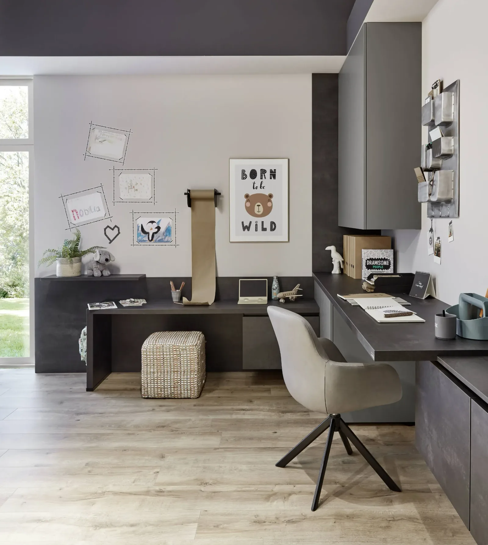 Espace bureau sur mesure gris anthracite avec double plan de travail et rangements