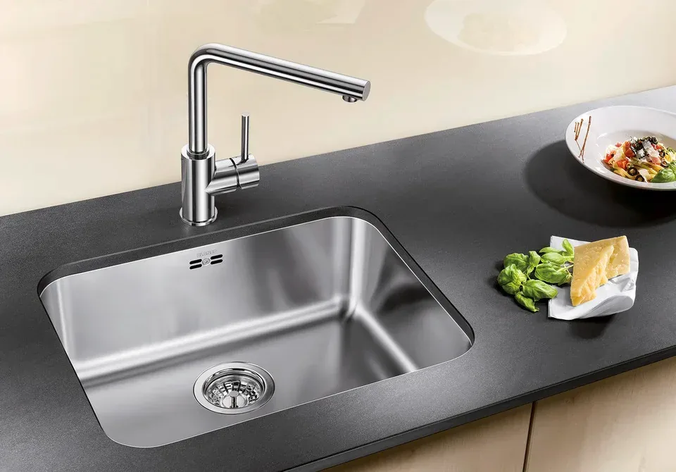 Évier Blanco inox encastré avec mitigeur chromé, sur plan de travail noir