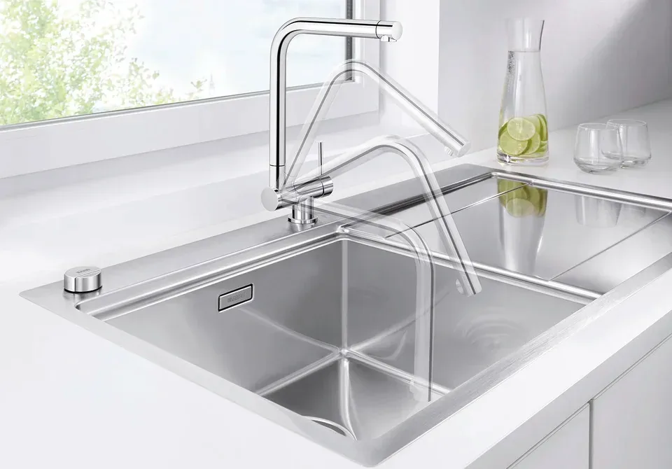 Évier Blanco inox encastré avec mitigeur pivotant rabattable en hauteur