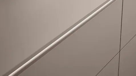 Façade de cuisine finition mate minimaliste taupe avec poignée intégrée fine