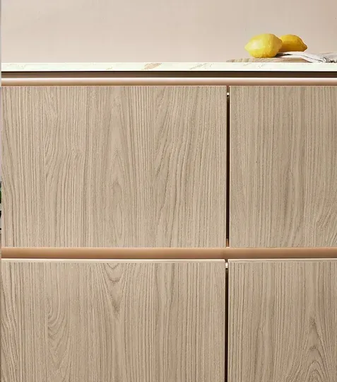 Façades de cuisine bois couleur naturelle avec finitions laiton et plan de travail marbré