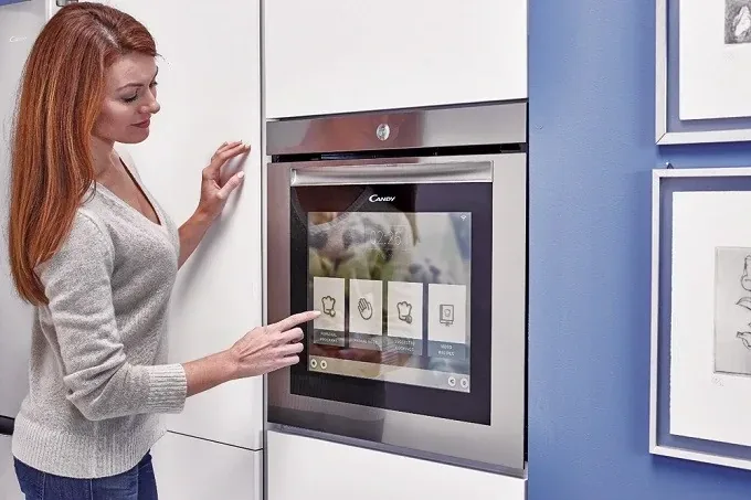 Four connecté Candy avec écran tactile intégré dans une cuisine