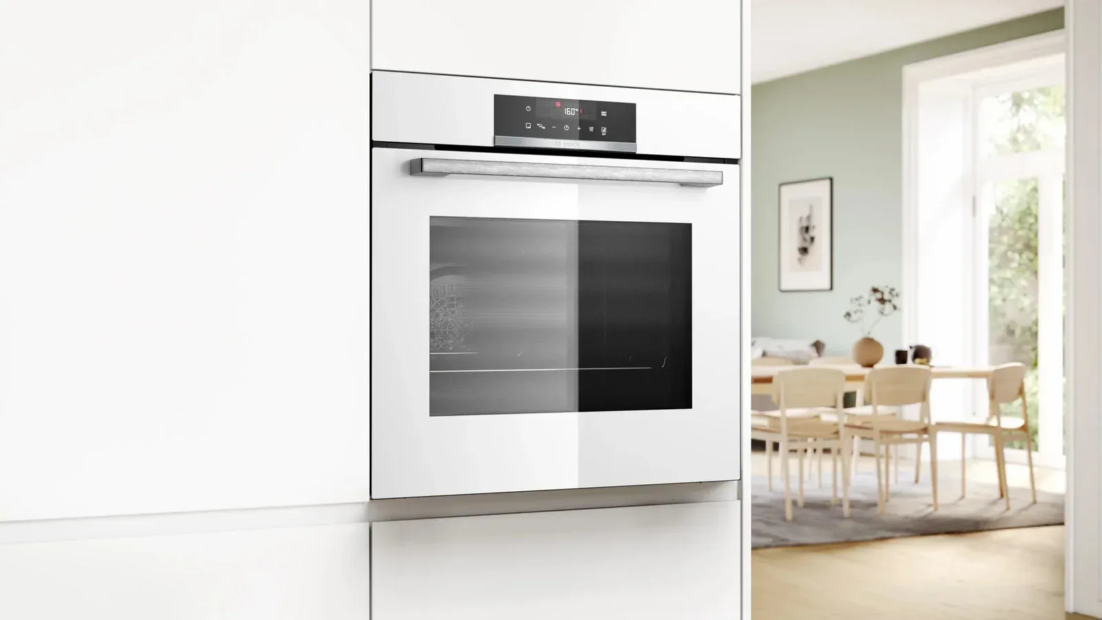 Four encastré blanc et inox dans une cuisine équipée, écran tactile digital